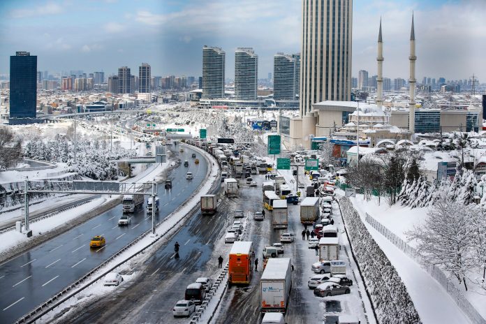 sneg-u-istanbulu:-letovi-obustavljeni,-automobilima-zabranjen-izlazak-na-ulice