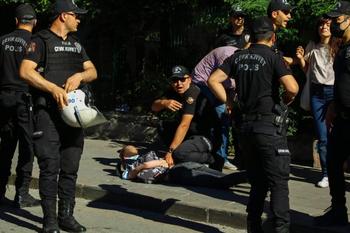 turska-policija-prekinula-prajd-u-ankari,-uhapseno-najmanje-30-osoba