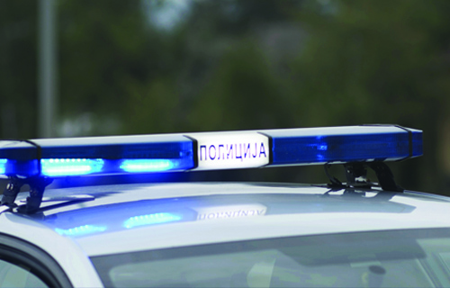 bg:policija-u-brace-jerkovic-pretresla-17-vozila,-nadjeno-hladno-oruzje,-baklje