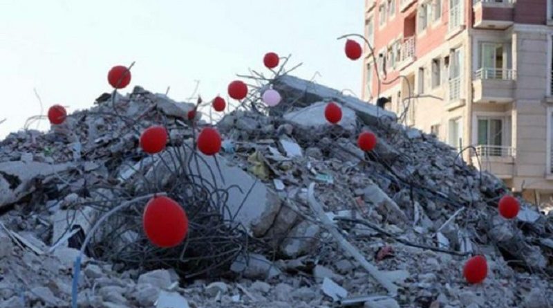 crveni-baloni-na-rusevinama-znak-secanja-na-decu-zrtve-zemljotresa-u-turskoj