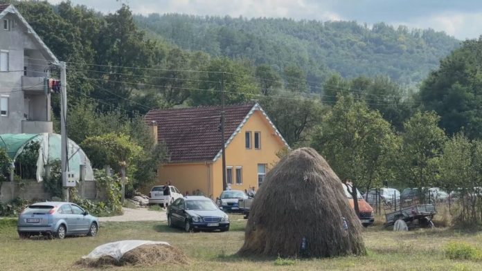 ne-mozemo-da-verujemo-sta-se-desilo,-nezamilsiva-tragedija:-mestani-naselja-mur-u-soku-nakon-zlocina,-ovo-je-kuca-u-kojoj-je-muskarac-ubio-svoju-suprugu-pa-izvrsio-samoubistvo