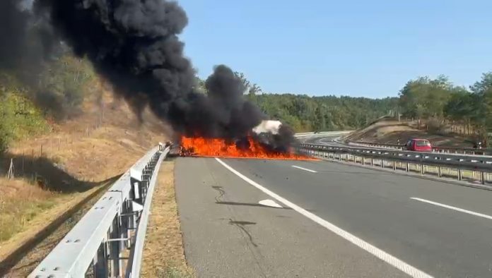 buktinja-na-auto-putu:-saobracajni-incident-na-moravskom-koridoru-kod-krusevca,-vatrogasci-pokusavaju-da-ugase-ogroman-plamen