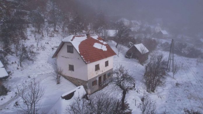 ovo-je-kuca-u-kojoj-se-krio-balijagic:-na-neverovatno-nepristupacnom-terenu-udaljena-od-svih,-jos-se-vide-njegovi-tragovi-u-snegu-–-mestani-otkrivaju-detalje,-bio-pijan-pre-hapsenja?-(foto)